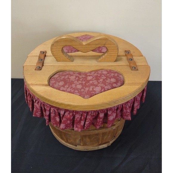 Vintage Large Heart Cushioned Sewing Basket With Lid And Liner - Picture 4 of 12
